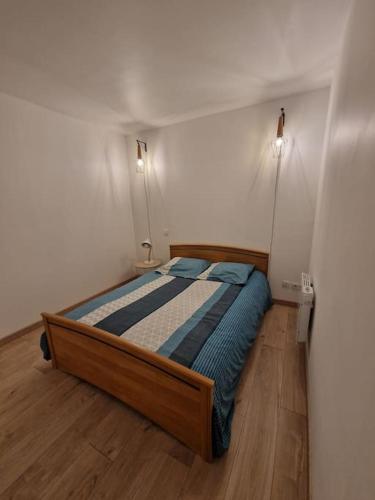 une chambre avec un lit dans une petite pièce dans l'établissement Appartement à 100m Plage des Minimes avec internet, à La Rochelle