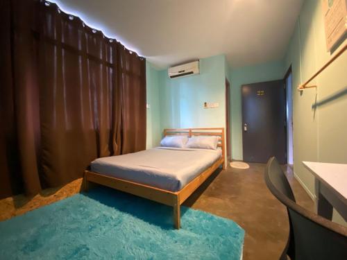 Postel nebo postele na pokoji v ubytování CheckInn Express Kuching