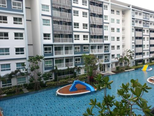 an empty pool in front of a large apartment building at The Trust Hua Hin kitty room in Hua Hin