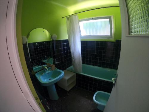 une salle de bain avec un lavabo, des toilettes et une baignoire dans l'établissement Surfhouse a proximité des spots de surf, à Capbreton