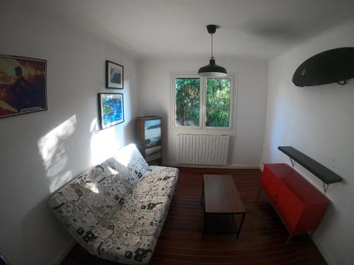 un salon avec un canapé et une table dans l'établissement Surfhouse a proximité des spots de surf, à Capbreton