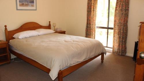 a bedroom with a bed and a window at Holiday With Your Pet! Wifi in Hawks Nest