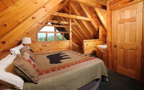加特林堡的住宿－Brink of Paradise，小木屋内一间卧室,配有一张床