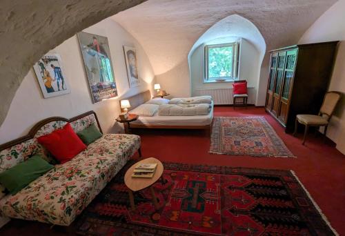 uma sala de estar com uma cama e um sofá em Ferienwohnung Ottmanach Josefhof em Pischeldorf