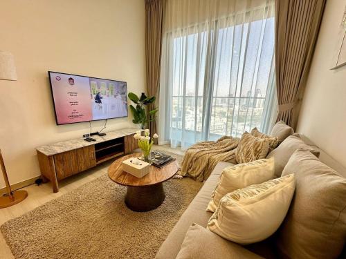 Cozy Elegant 1br Balcony, Pool Access, Parking