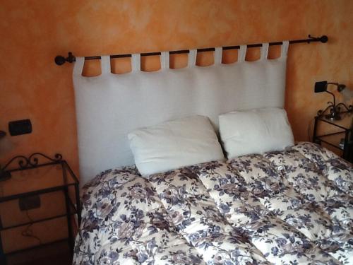 Una cama con dos almohadas encima. en B&B Casa Gori, en Greve in Chianti