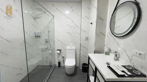 un bagno con doccia, WC e lavandino di Harris Hotel a Tashkent