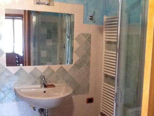 y baño con lavabo, espejo y ducha. en B&B Casa Gori, en Greve in Chianti
