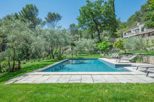 une piscine dans la cour d'une maison dans l'établissement VILLA VOGA- Luxury family holidays Aix-en-Provence, à Éguilles