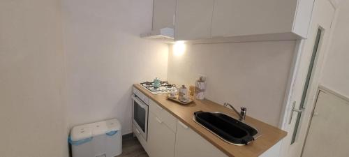 Η κουζίνα ή μικρή κουζίνα στο Casa Vacanze L'Ortensia