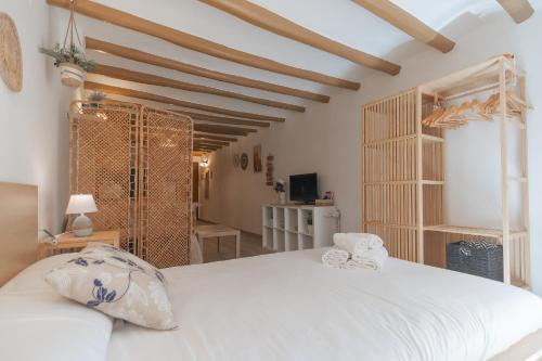 a bedroom with a large white bed in a room at Sweet Sedassos in Tarragona