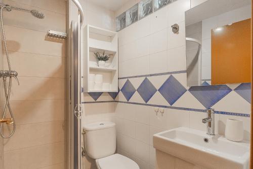 a small bathroom with a toilet and a sink at Sweet Sedassos in Tarragona