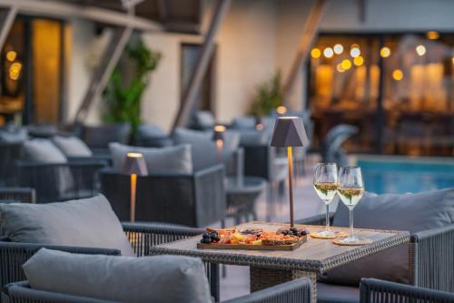 桑丹斯基的住宿－Medite Spa Resort and Villas，一张桌子,上面放着一盘食物和两杯葡萄酒