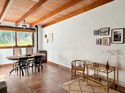 ein Esszimmer mit einem Tisch und Stühlen in der Unterkunft The Wild Olive Andalucía Palma Guestroom in Casares