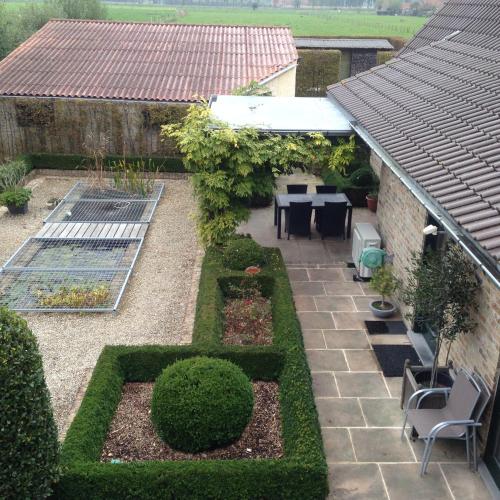an overhead view of a garden with a table and chairs at Vakantielogies Boerke Naas in Bruges