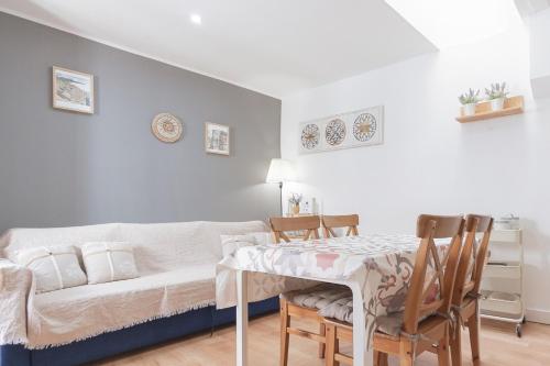 ein Wohnzimmer mit einem Sofa und einem Tisch in der Unterkunft Clauhomes Oh La Lá in Tarragona