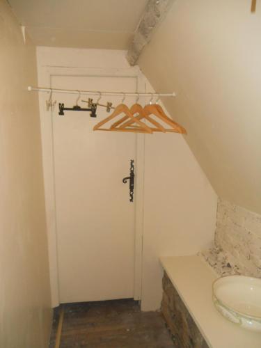 Łazienka z szafą z białymi drzwiami w obiekcie Ferme de la Dorvallière w mieście Cavagnac