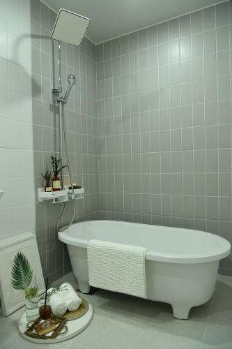 a white bath tub in a bathroom at Hotel Rawa in Seoul