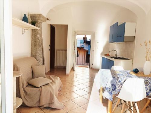 eine Küche und ein Wohnzimmer mit einem Tisch in der Unterkunft Quick Home - Interno 45 in Biella