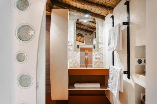 a bathroom with a sink and a mirror at Gite les 3 piliers in Pissotte