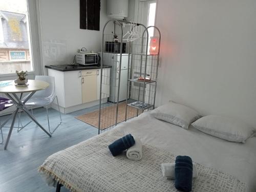 une chambre avec un lit et une table et une cuisine dans l'établissement Studio vue mer, à Ault