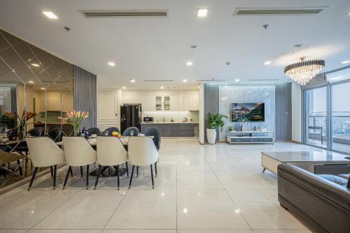 sala de estar con mesa y sillas y cocina en Vinhomes Residences Luxury Suite, en Ho Chi Minh