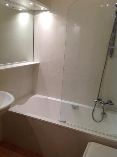 La salle de bains est pourvue d'une baignoire, d'une douche et d'un lavabo. dans l'établissement FOCH - 100 M DE LA MER - 500 M CENTRE VILLE, à Antibes