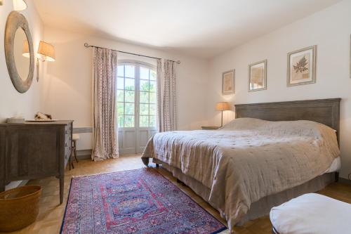 une chambre avec un lit et une fenêtre dans l'établissement La Clairiere, à Valbonne