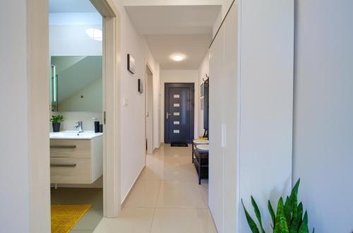 un corridoio che conduce a un bagno con lavandino di Apartment SARA a Krk