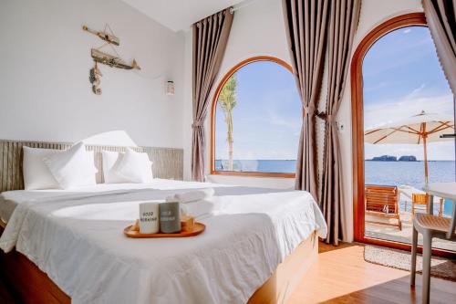 ein Schlafzimmer mit einem Bett und Meerblick in der Unterkunft BE Villa - Phu Quy Island in Cu Lao Thu