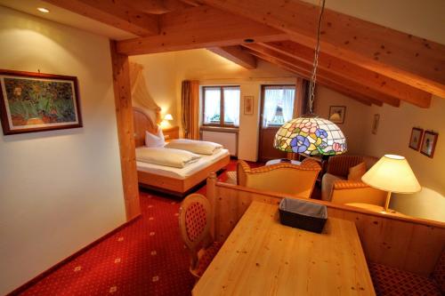 Habitación con 1 dormitorio, 1 cama y 1 mesa. en Gatterhof, en Riezlern