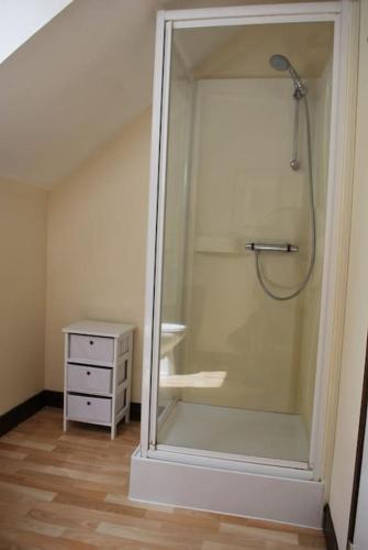 une douche à l'italienne dans une chambre avec une commode dans l'établissement Les Bambous, avec piscine, tennis et lac privatif, à Guerquesalles