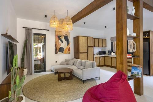 een woonkamer met een bank en een tafel bij Sicilia Villa by DH Ubud in Ubud