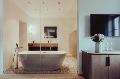 A television and/or entertainment centre at Romantik Spa Hotel Elixhauser Wirt