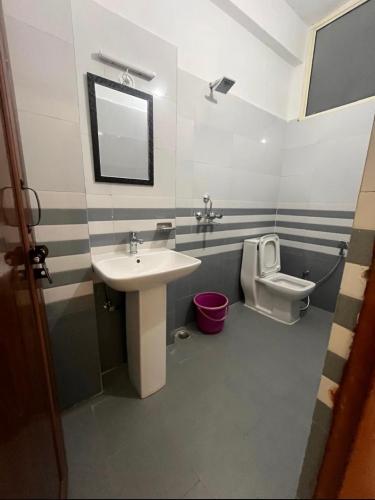 a bathroom with a sink and a toilet at Anvi Home Stay in Rishīkesh