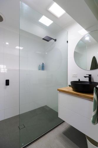 a bathroom with a black sink and a mirror at Bee at Scenic I 2 BR Apartment near Geelong CBD in Geelong