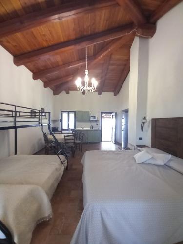 um quarto com 2 camas e um lustre em Agriturismo Brusalino em Mango