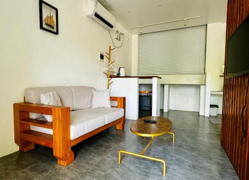 a living room with a couch and a table at 蓝色引力潜水度假村BLUE GRAVITY.WOW DIVING in Panglao