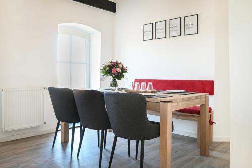 - une salle à manger avec une table et des chaises en bois dans l'établissement Seen-Apartment, à Xanten