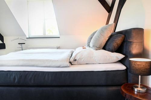 - une chambre avec un lit et des oreillers dans l'établissement Seen-Apartment, à Xanten