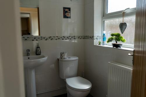 A bathroom at The Plumb Townhouse in Warwick Centre