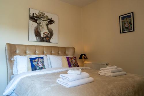 a bedroom with a bed with towels on it at The Plumb Townhouse in Warwick Centre in Warwick