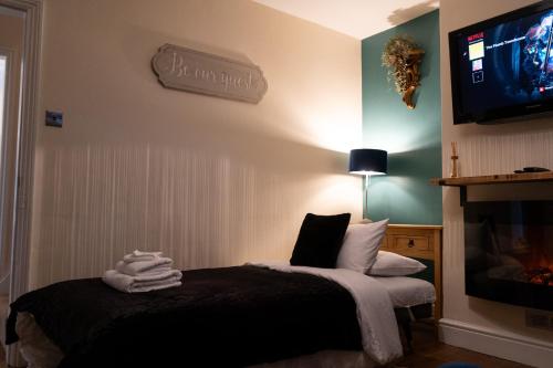 Tempat tidur dalam kamar di The Plumb Townhouse in Warwick Centre