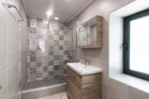 un bagno con lavandino e doccia di AV Suites - Vivian a Kariá