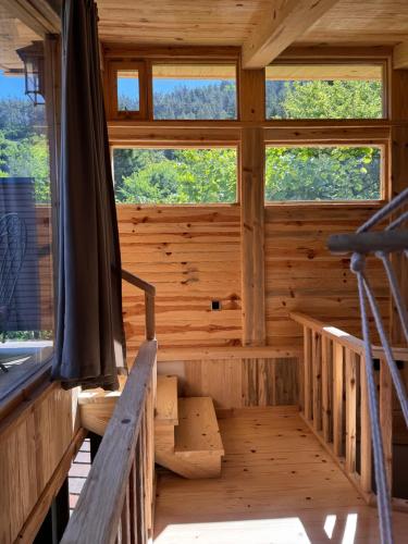 Hotel Borjomi Verde في بورجومي: منظر داخلي لكابينة خشب بها نوافذ