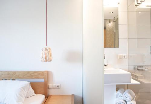 bagno bianco con lavandino e specchio di Hotel Gasthof Wälderhof a Lingenau
