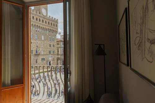 an open window with a view of a building at Signoria n&deg;5 in Florence