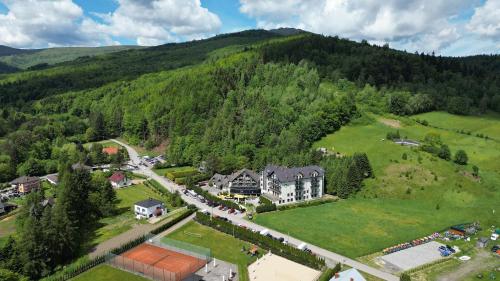 z góry widok na dom w górach w obiekcie Hotel Zimnik Luksus Natury Spa & Wellness w Szczyrku