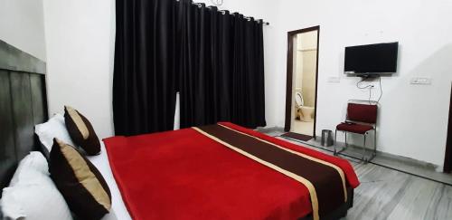Μια τηλεόραση ή/και κέντρο ψυχαγωγίας στο Hotel THE BIRD Dehradun