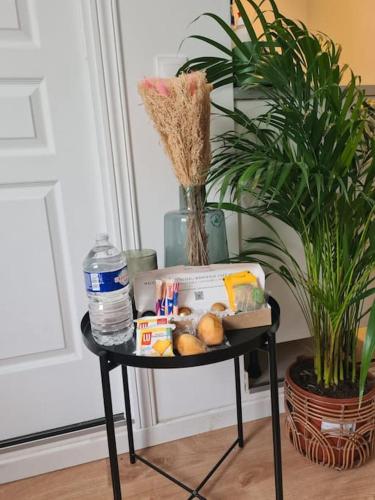 une table avec une caisse de nourriture et une plante dans l'établissement Le Fleuri - à 5min de Nantes - Comme à la maison, à Sautron